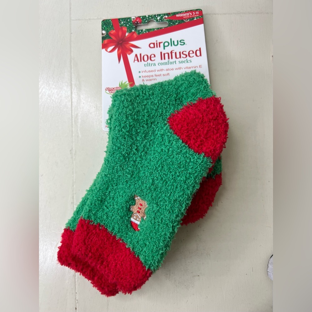 Brand New-Airplus Aloe Infused Gingerbread Man Socks
